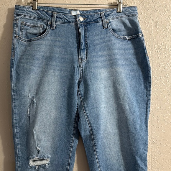 Time and Tru Women's Light Blue Cropped Jeans - Picture 2 of 8